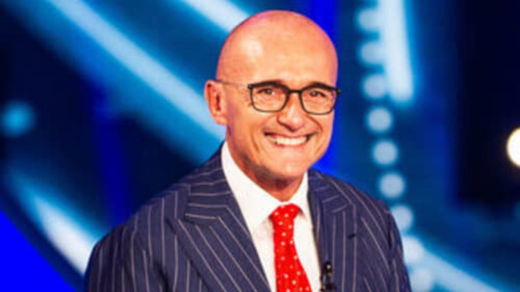 GF, Alfonso Signorini e la battuta fuori luogo per Beatrice Luzzi: "È una santa rispetto a Carmen Russo"
