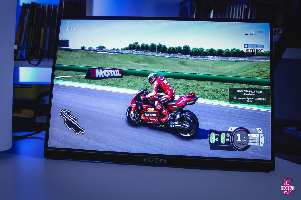 monitor portatile Arzopa per giocare su console e guidare la Ducati Motogp di Pecco Bagnaia