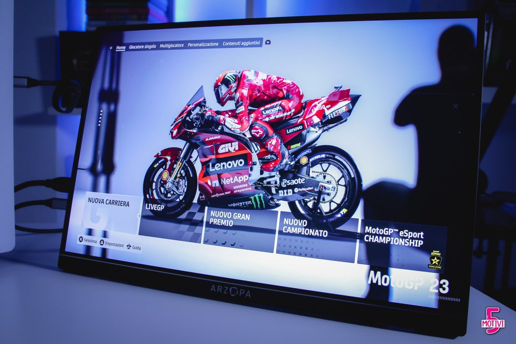 monitor portatile Arzopa per giocare su console e guidare la Ducati Motogp di Pecco Bagnaia