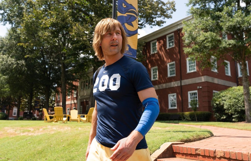 Chad Powers, Glen Powell è un quarterback nel trailer della serie