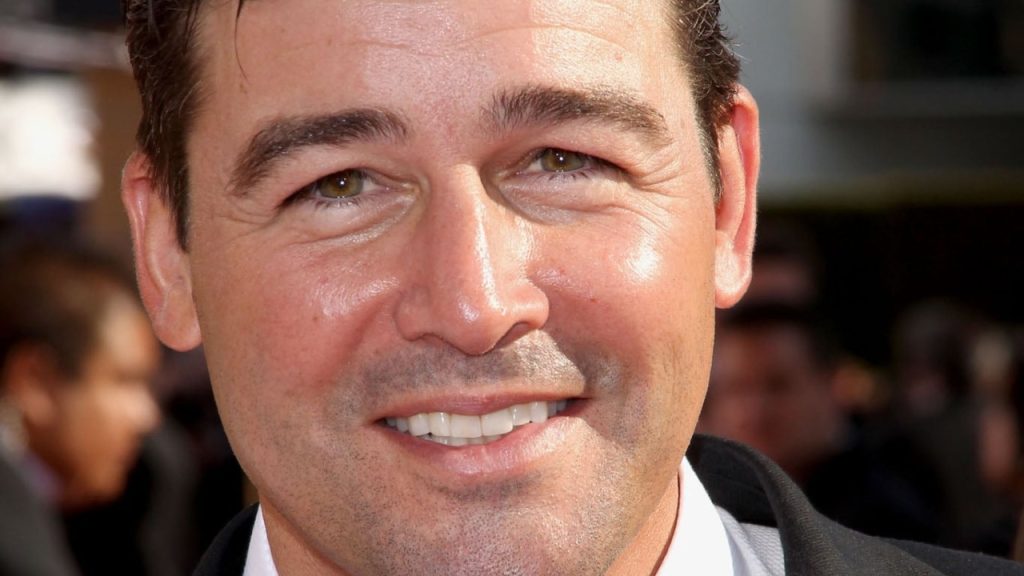Lanterns, la prima foto dei protagonisti Kyle Chandler e Aaron Pierre della serie DC Studios per HBO