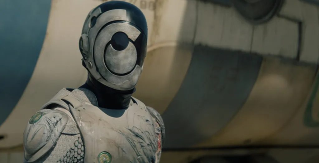 Alexander Skarsgard è Murderbot nelle prime immagini della serie