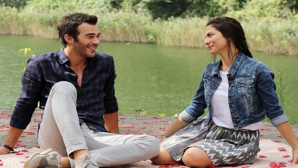 Cilek Kokusu, la romantica serie tv turca con Demet Özdemir di DayDreamer: trama, cast, curiosità
Una scena di Cilek Kokusu