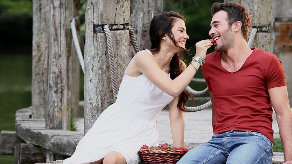 Cilek Kokusu, la romantica serie tv turca con Demet Özdemir di DayDreamer: trama, cast, curiosità
Una scena di Cilek Kokusu