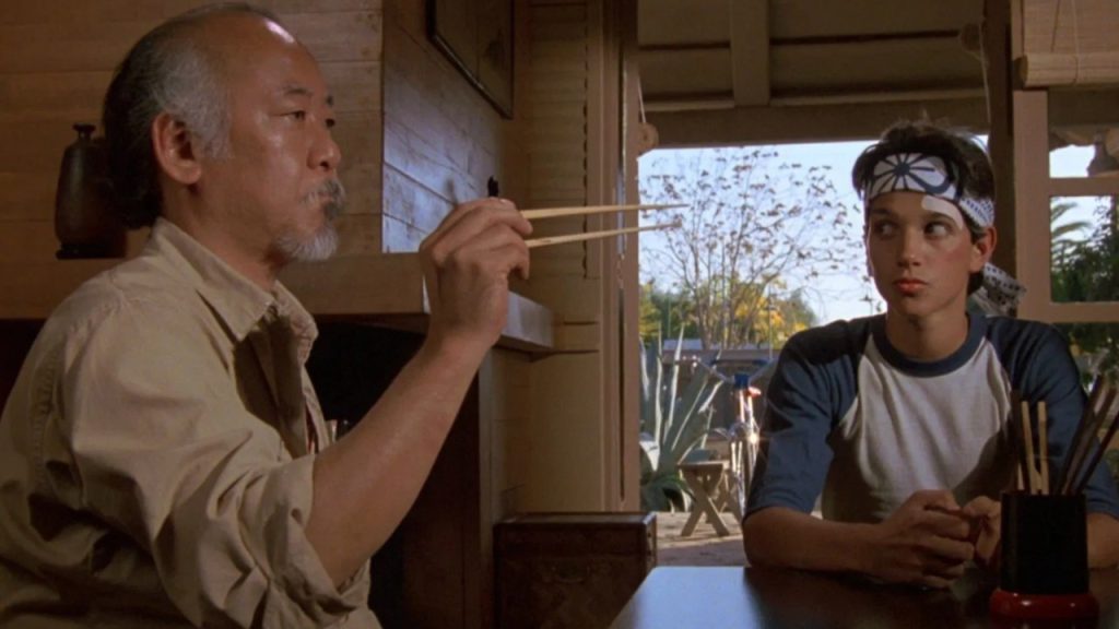 Metti la cera togli la cera: il significato della frase di Karate Kid, successo degli anni '80