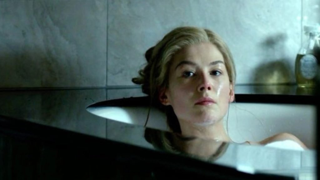 Rosamund Pike racconta i suoi "15 minuti di inferno" in una rapina a Londra