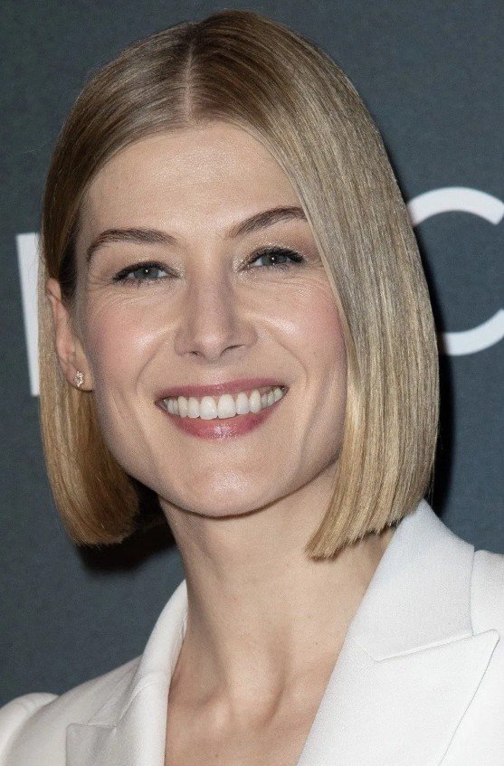 Rosamund Pike racconta i suoi "15 minuti di inferno" in una rapina a Londra
Rosamund Pike