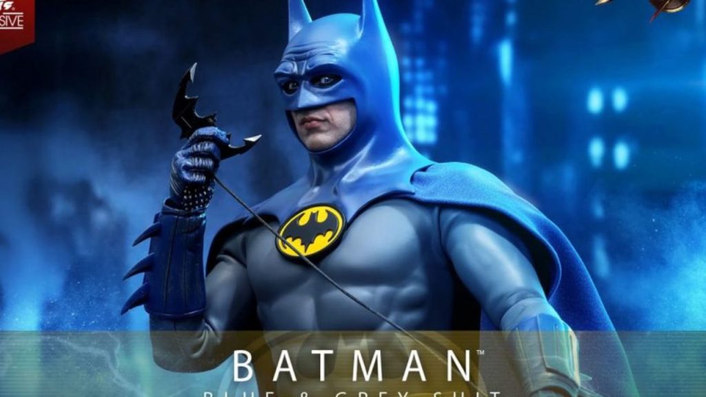 Batman, la figure della Blue & Grey Suit di The Flash da Hot Toys